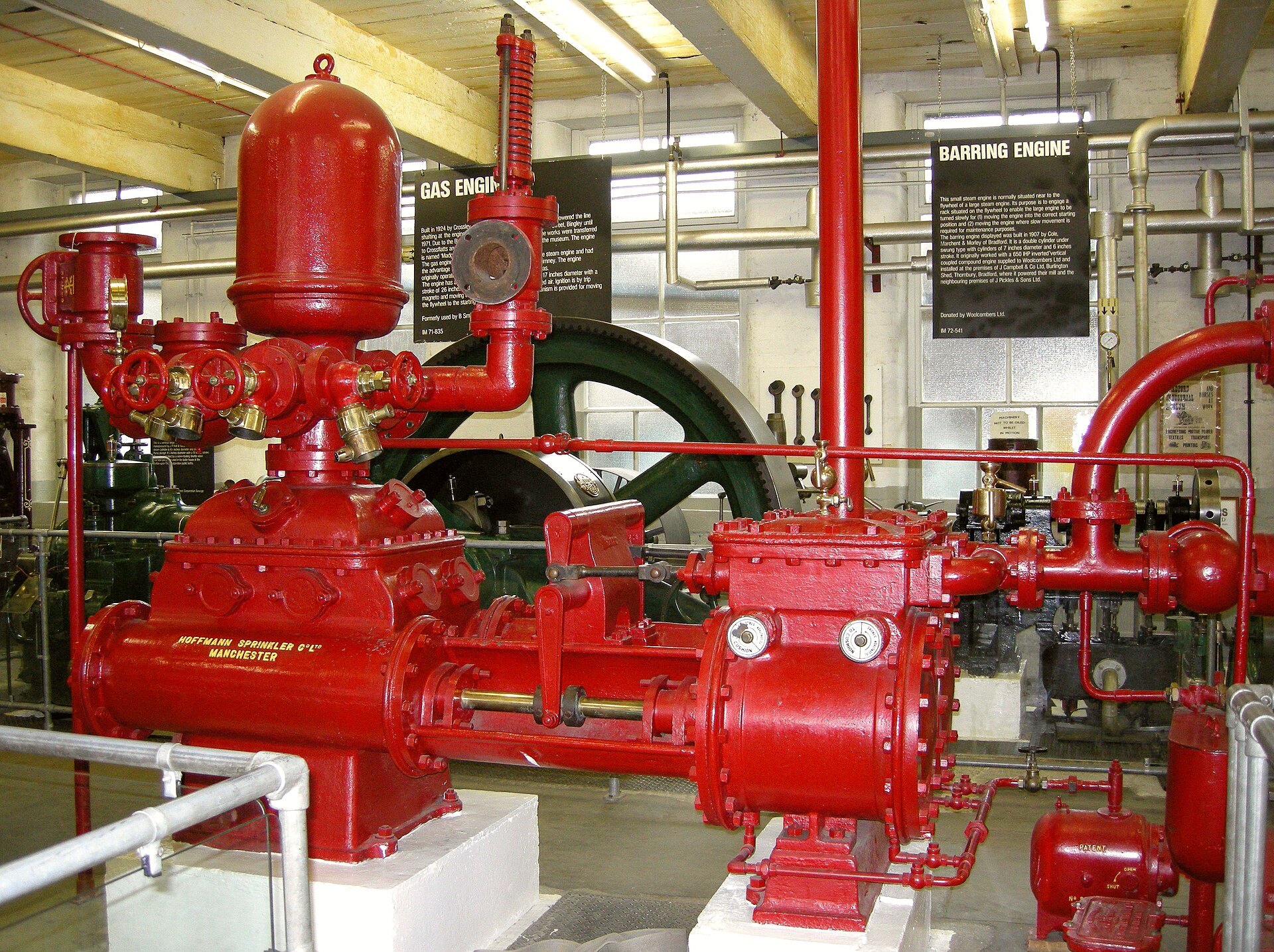 Salle de contrôle industriel avec opérateurs