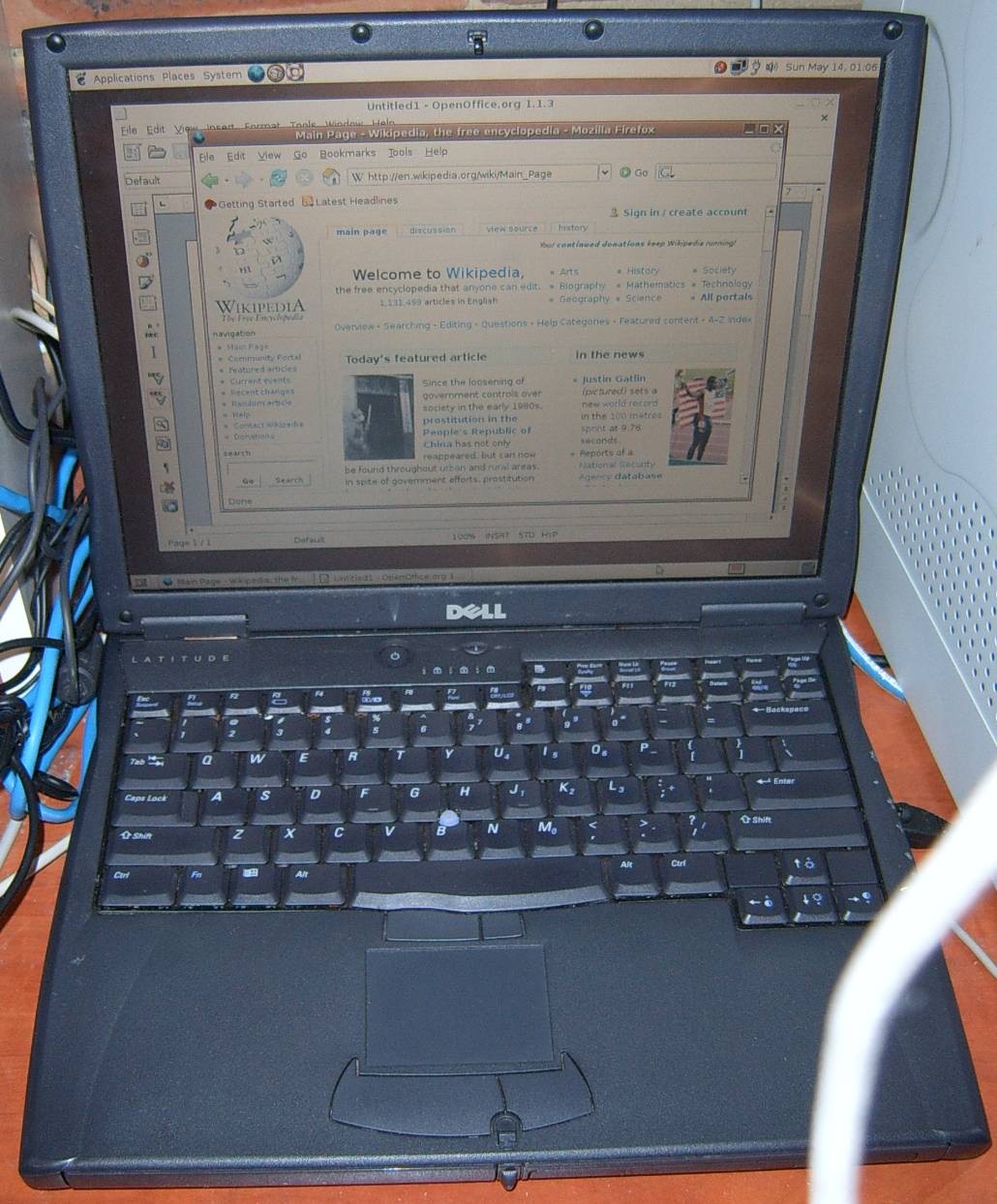 Bureau avec ordinateur portable et notes de travail